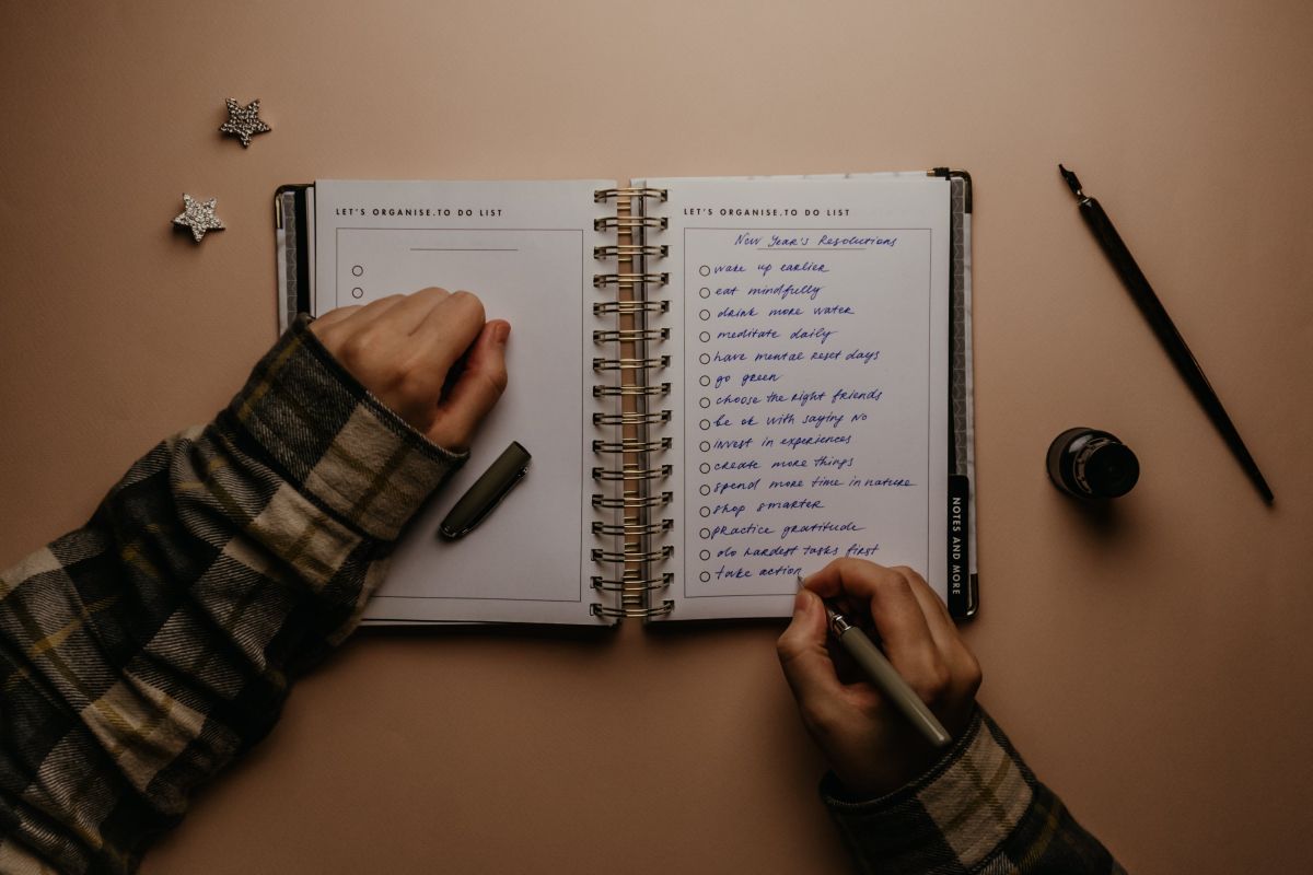 Studi: menulis dengan tangan dapat tingkatkan konektivitas otak