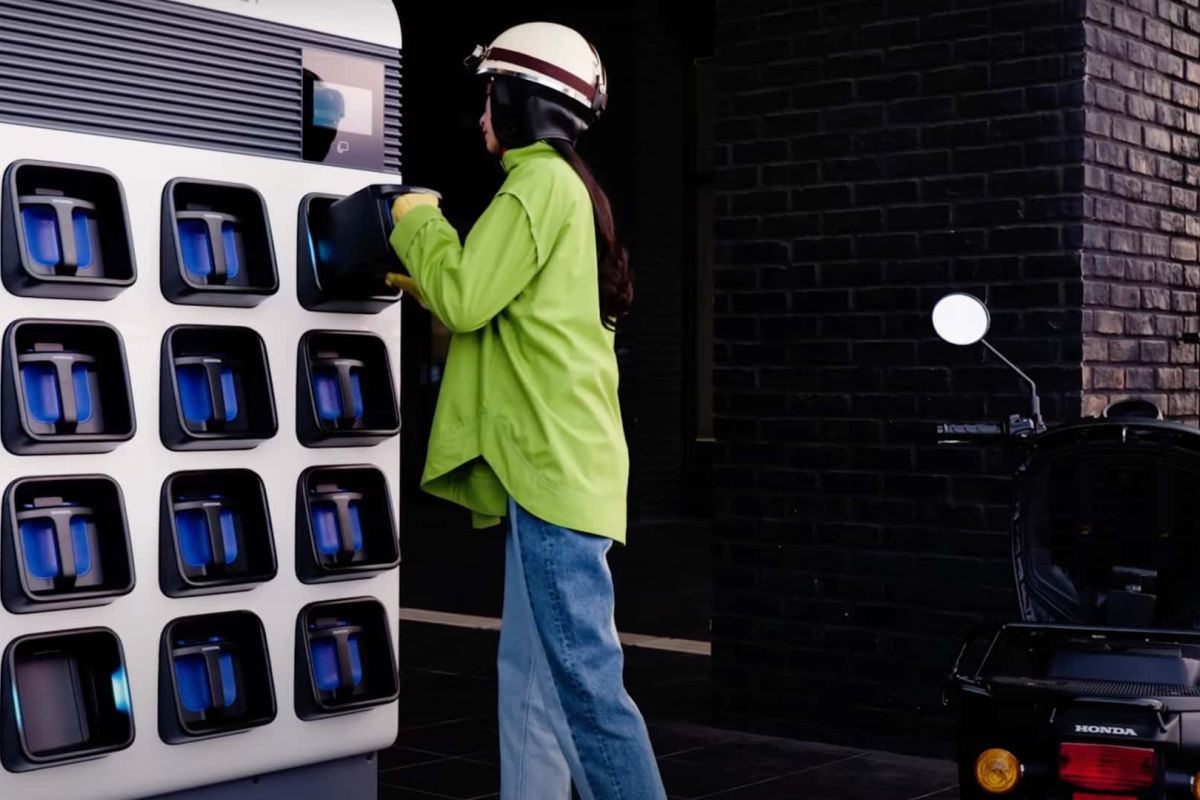 Apa itu swap baterai motor listrik dan bagaimana caranya?