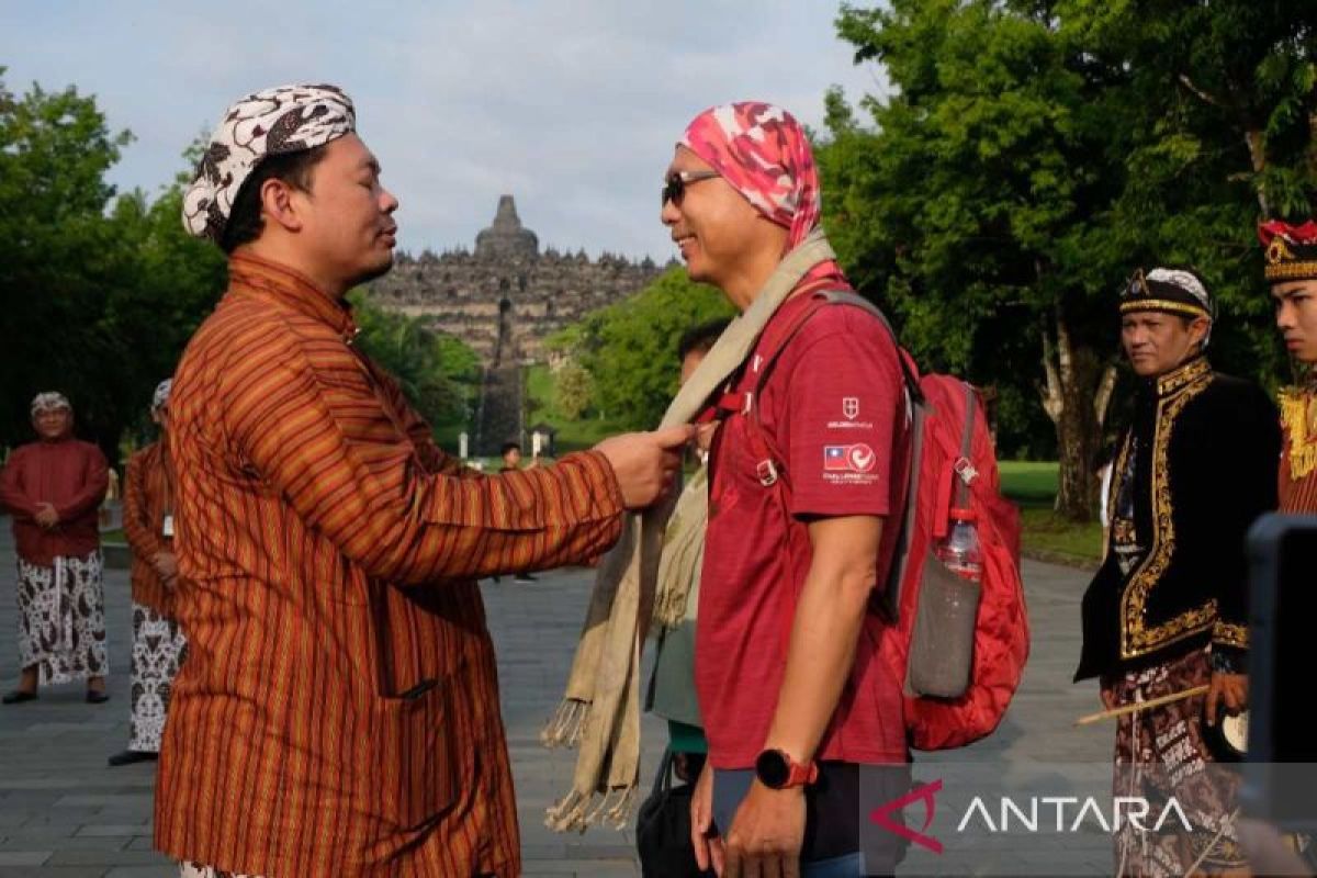 Pengelola Candi Borobudur menyambut wisatawan perdana tahun 2024