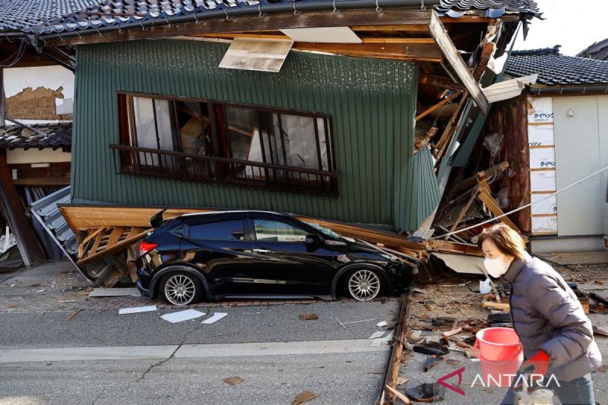 Gempa dahsyat di Jepang runtuhkan bangunan, layanan kereta terhenti