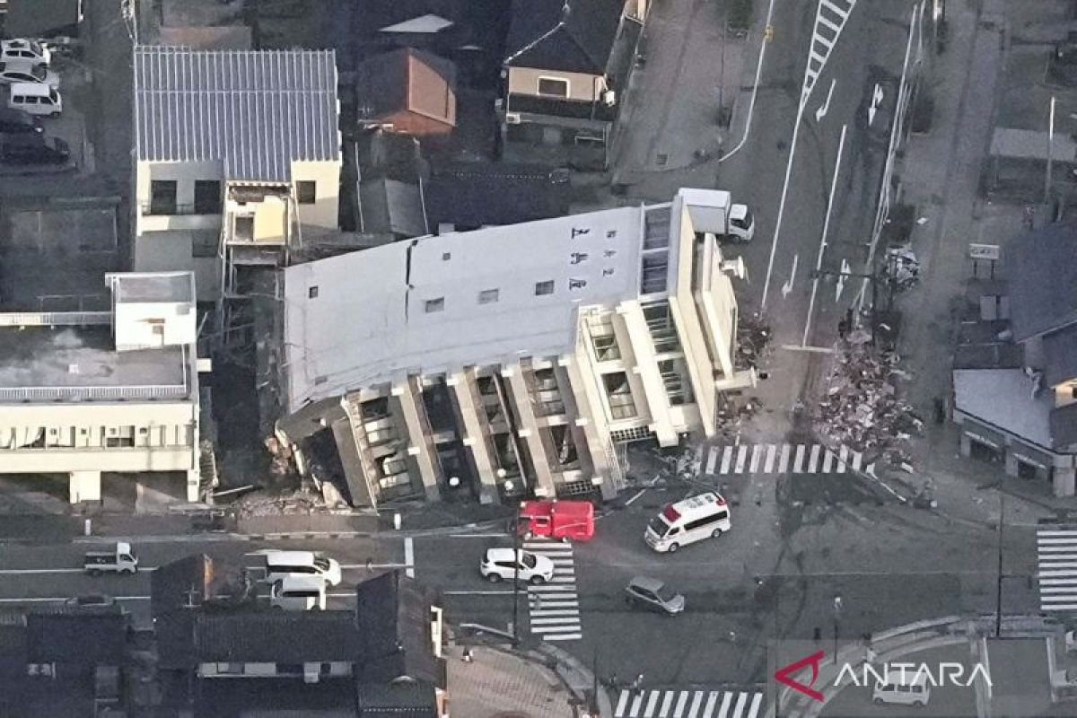 Layanan kereta lumpuh dan rumah runtuh akibat gempa magnitudo 7,6 di Jepang
