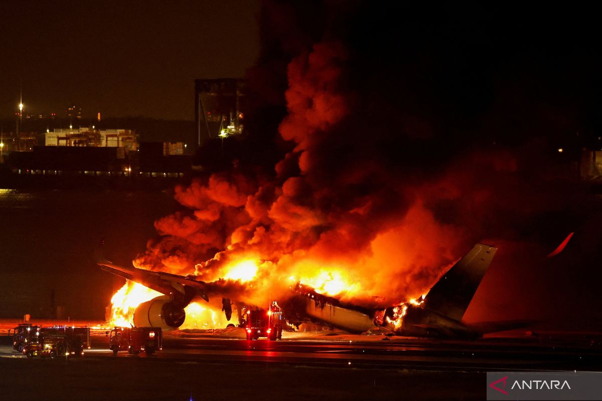 Seluruh penumpang pesawat Japan Airlines yang terbakar di Haneda terevakuasi