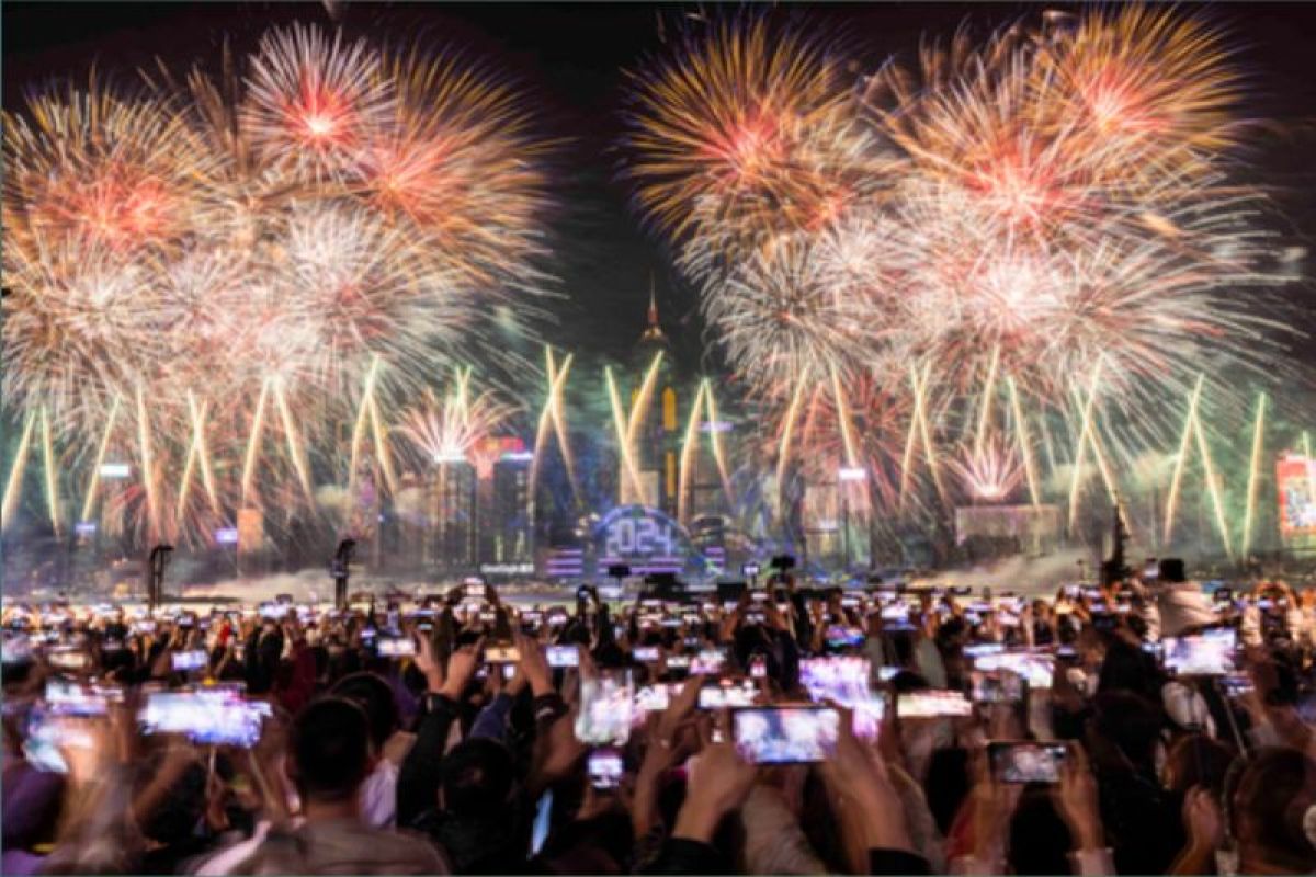 Hong Kong Hosts LargestEver New Year Countdown Firework Performance to