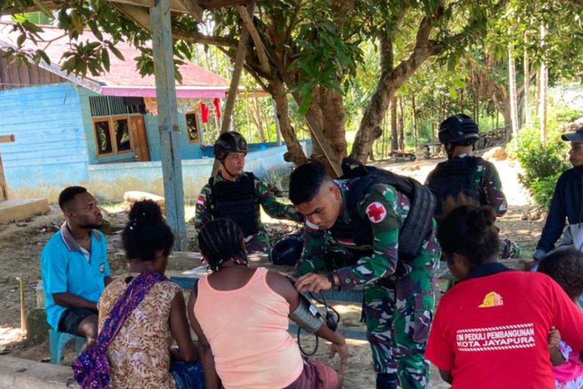 Satgas Pamtas RI-PNG periksa kesehatan warga kampung binaan