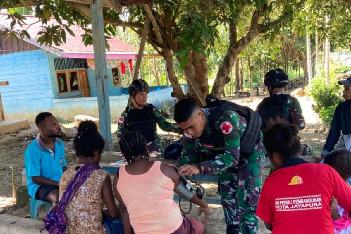 Satgas Pamtas RI-PNG di Papua periksa kesehatan warga kampung binaan