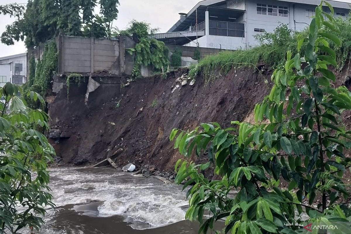 Tembok pembatas roboh menimpa satu rumah di Kota Malang