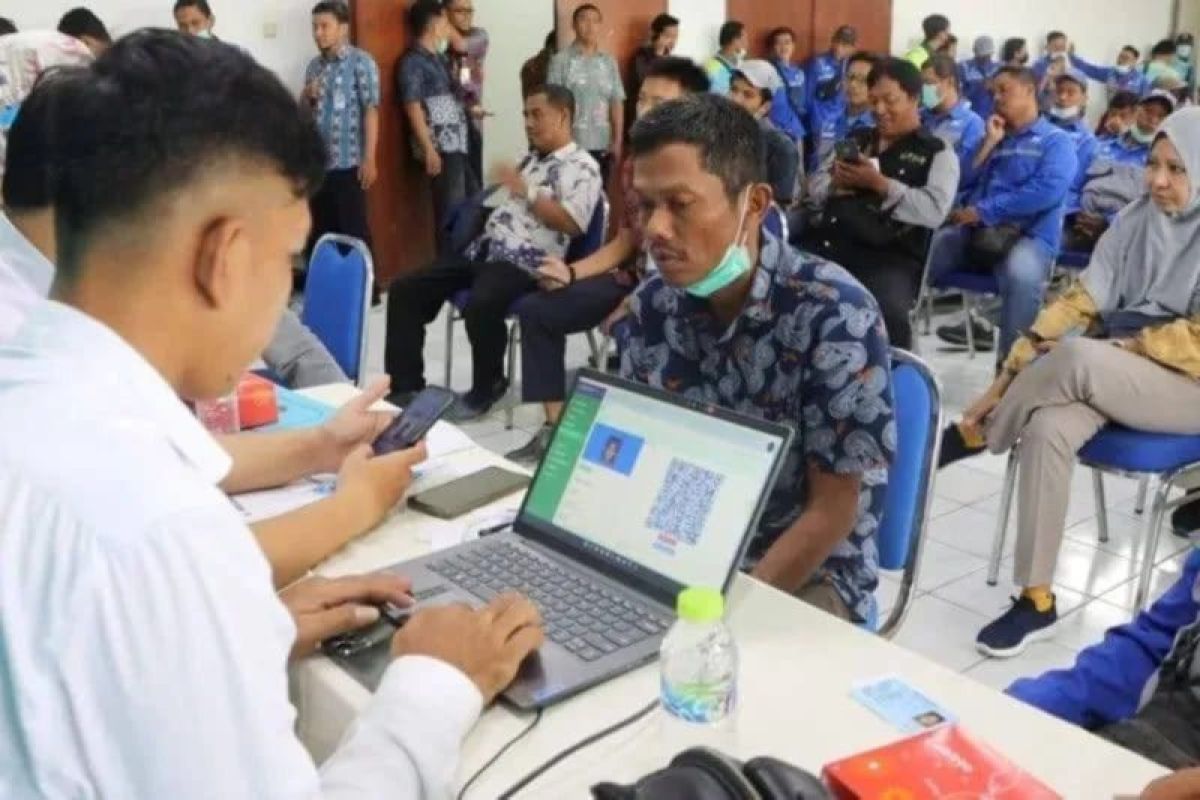 Pemkot Surabaya mengoptimalkan pelayanan pengelolaan kependudukan harian agar selesai pada tahun 2024