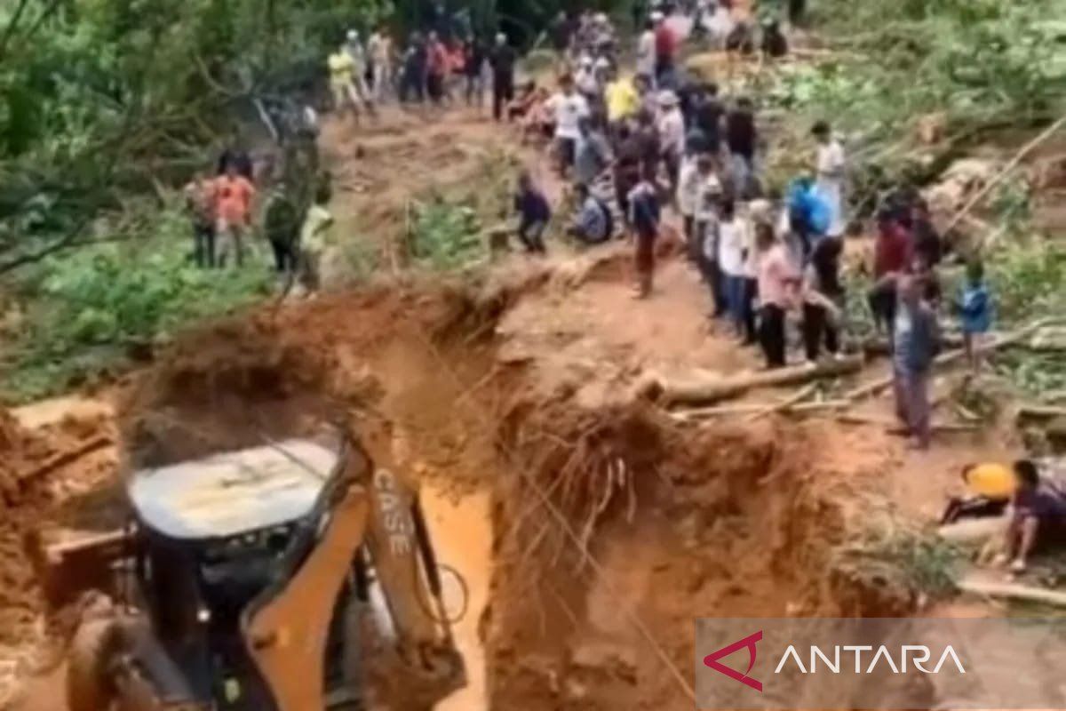 Jalan Padang-Kerinci tertimbun longsor bisa dilalui mulai pagi ini