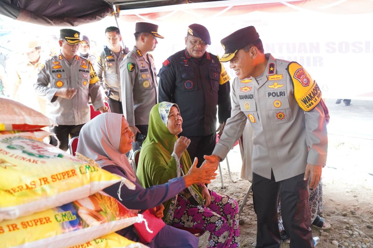 Wakapolda Riau serahkan bantuan untuk korban banjir di Rokan Hulu