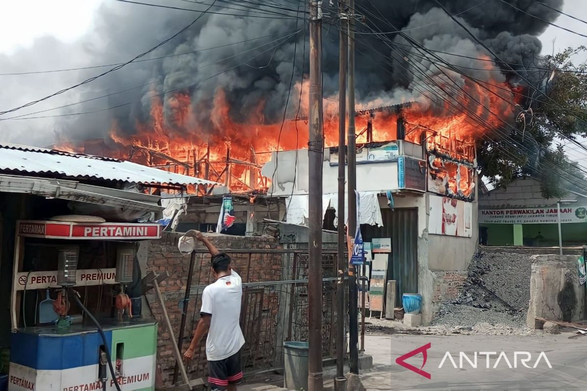 Kebakaran hanguskan toko bahan bangunan di Kramat Jati