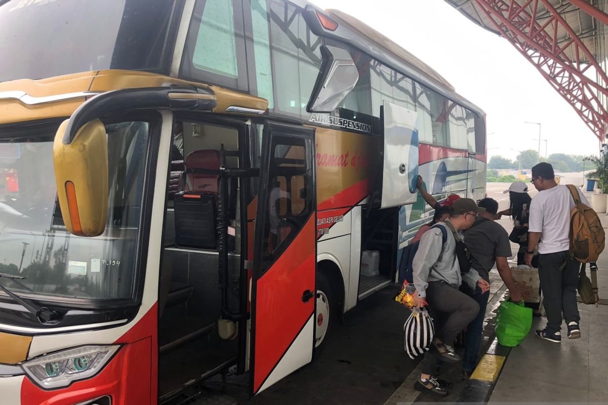 Akhir libur akhir tahun, penumpang di Terminal Pulogebang naik