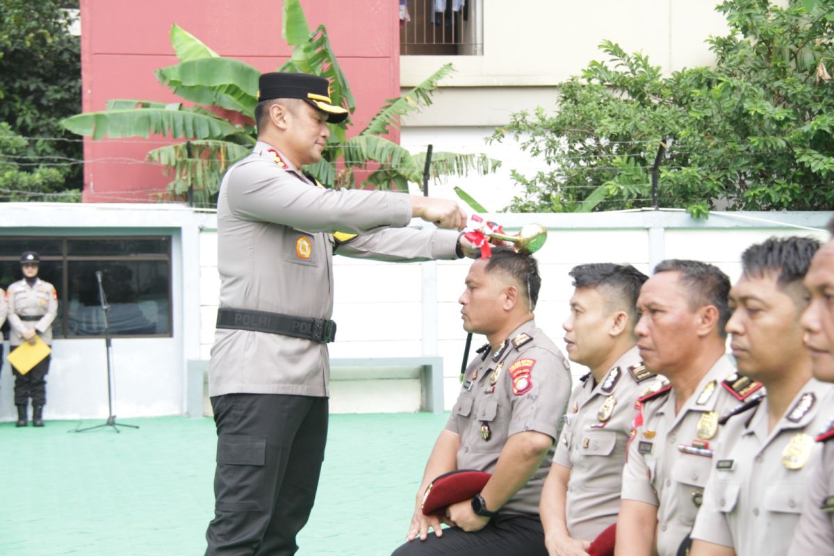 Seratus lebih polisi Jakarta Barat naik pangkat pada awal 2024