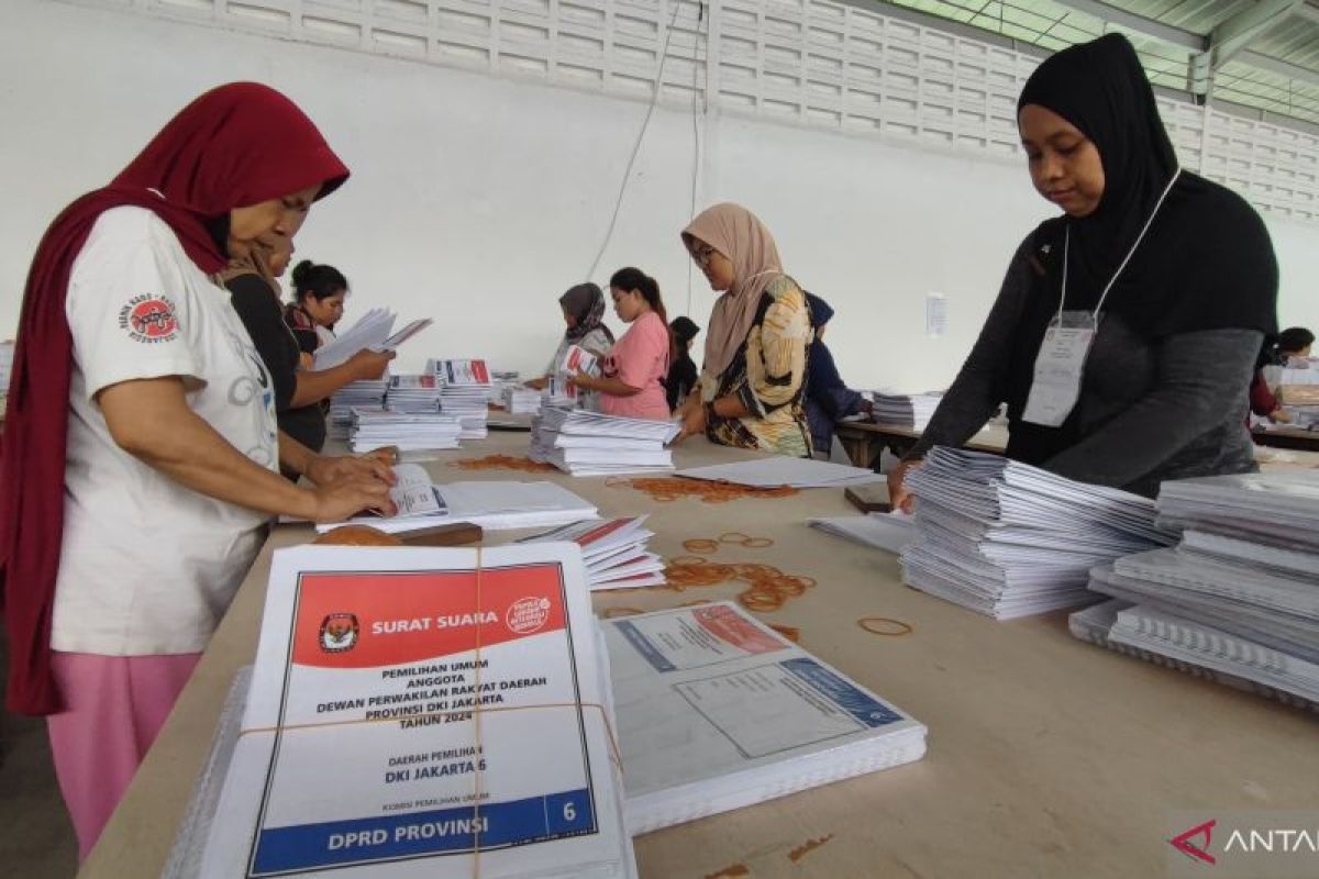 Ratusan ribu surat suara di Jaktim telah disortir dan dilipat