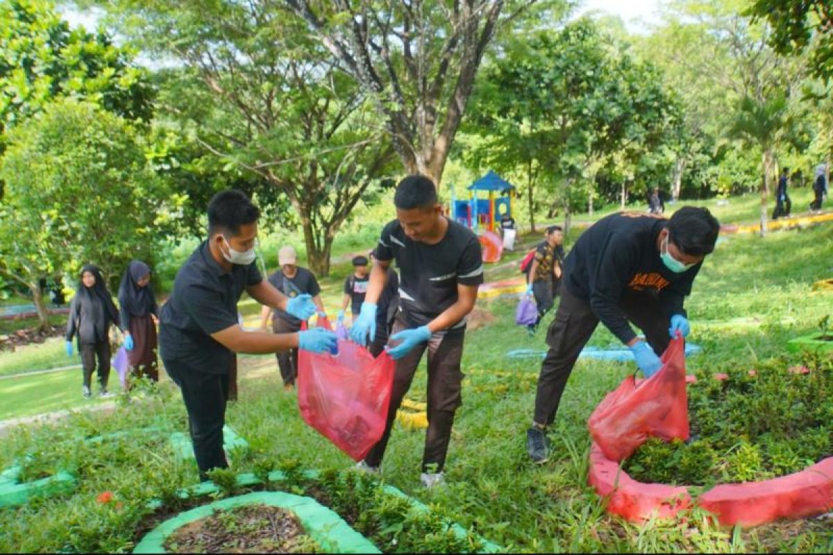 Green Generation Kalsel bersihkan lingkungan Taman Hijau Balangan