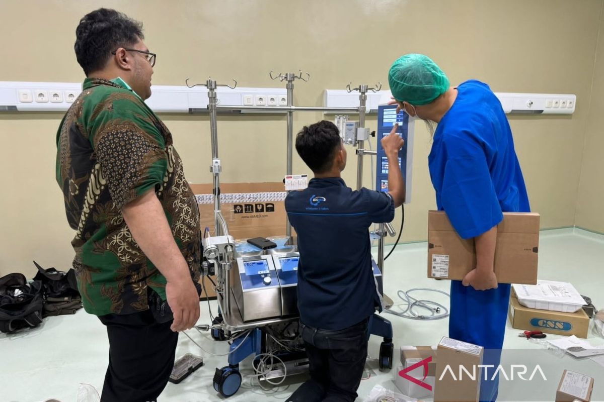 Ministry sends medical equipment to TNI, Polri, university hospitals