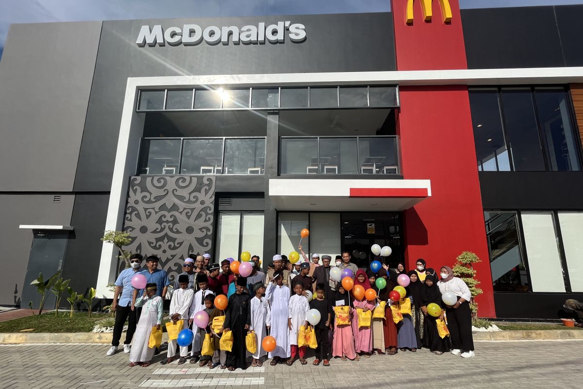 McDonalds Bontang awali bisnis pada tahun baru undang para yatim-piatu