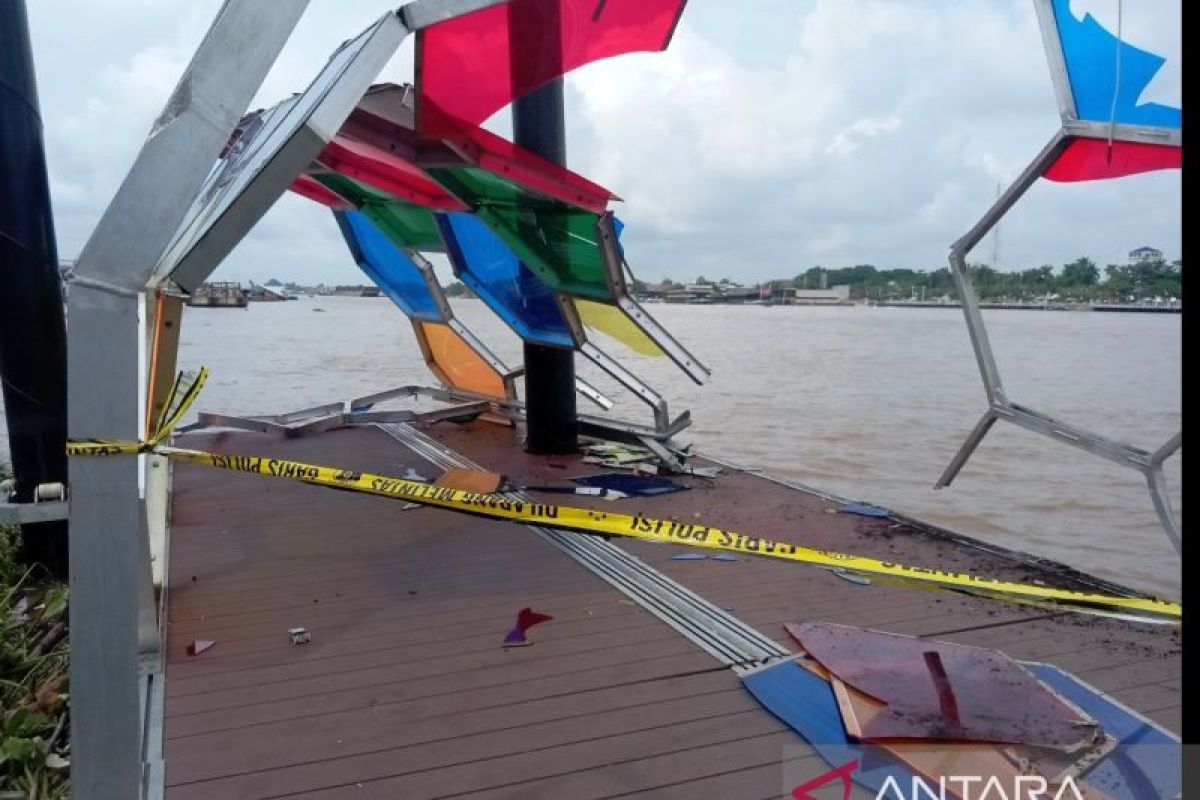 Kapal pengangkut batubara tabrak Plaza Dermaga 7 Ulu