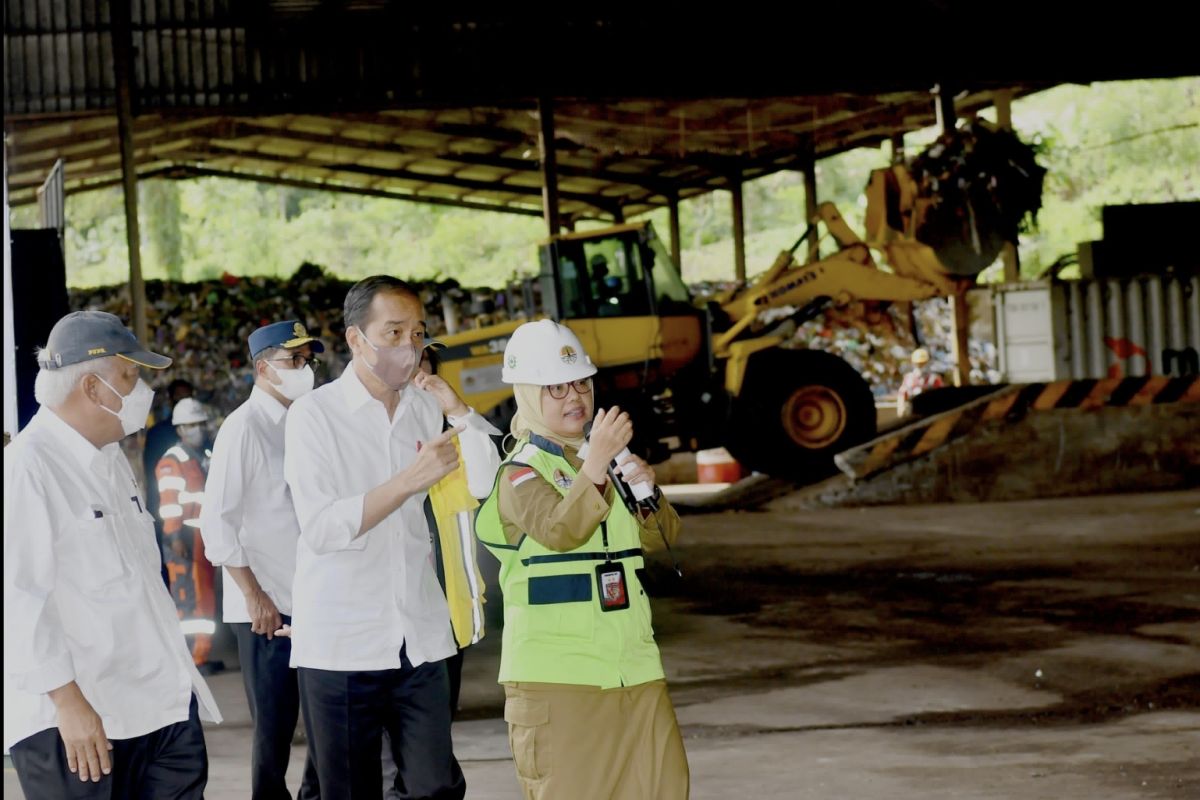 President visits treatment site converting waste to coal in Cilacap