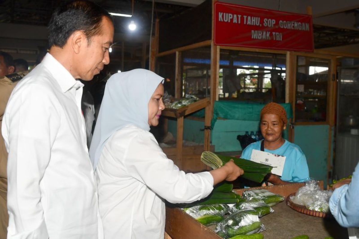 Jokowi dan Ibu Iriana membeli tempe serta sayur di pasar Purworejo