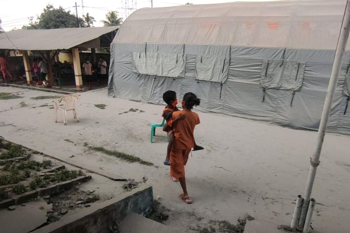 Pemkab Flores Timur tiadakan sementara aktivitas sekolah di dua kecamatan akibat erupsi