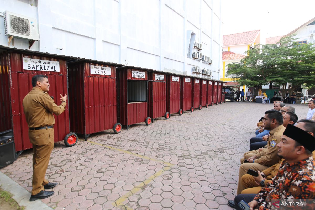 Penjahit sepatu di Lhokseumawe diberi bantuan kontainer dari dana CSR