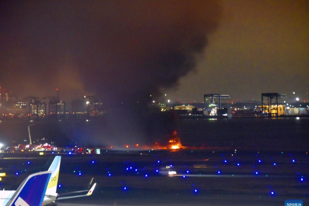 Pesawat Japan Airlines terbakar di Bandara Haneda