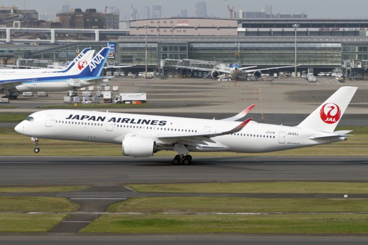 Kesaksian penumpang JAL, ada benturan sebelum mendarat di Haneda