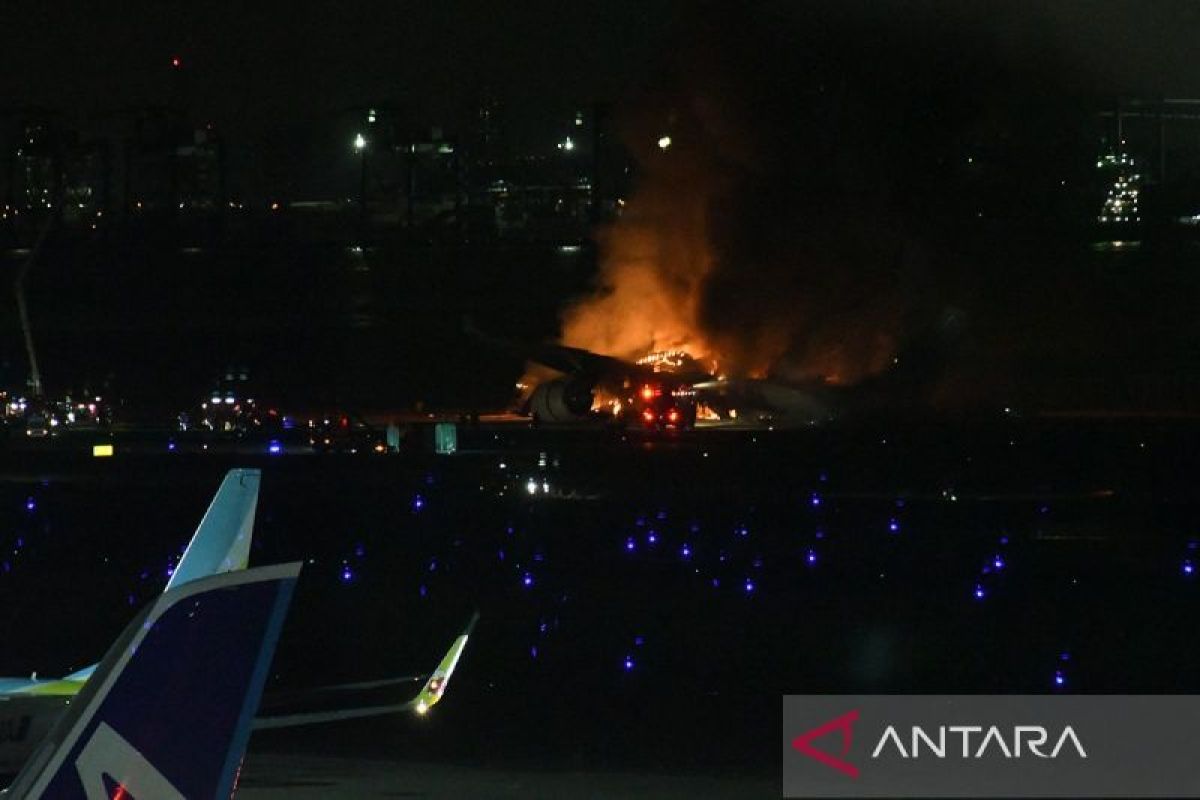 Seluruh penumpang Japan Airlines yang terbakar di Haneda terevakuasi