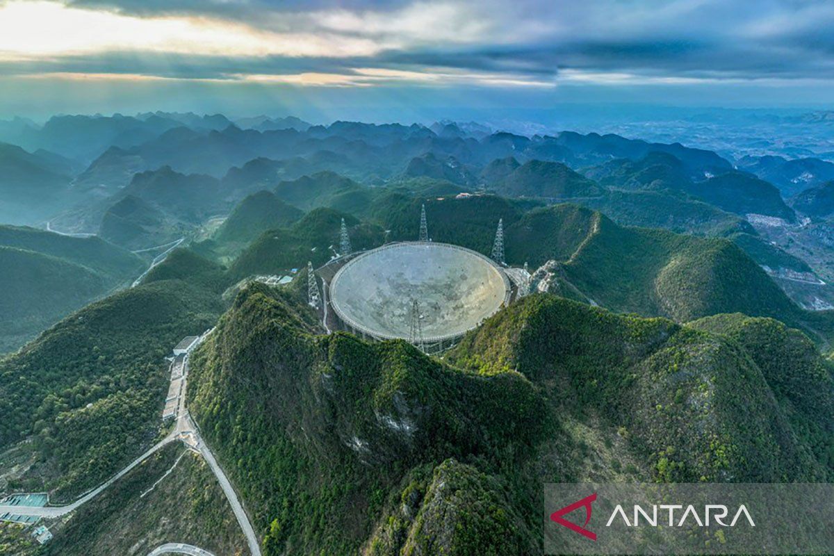 Teleskop FAST China deteksi lengkungan cahaya di gelombang radio cepat