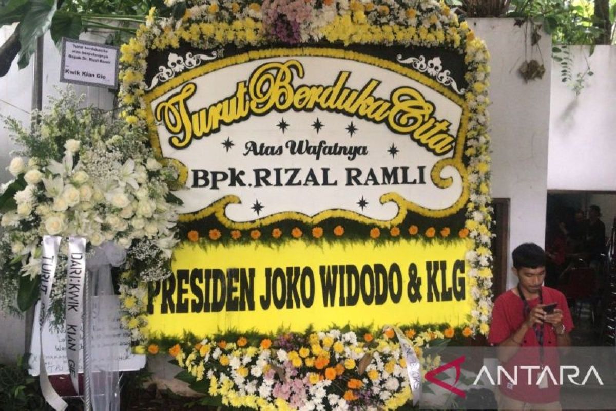 President Jokowi sends wreath at funeral of senior economist Ramli