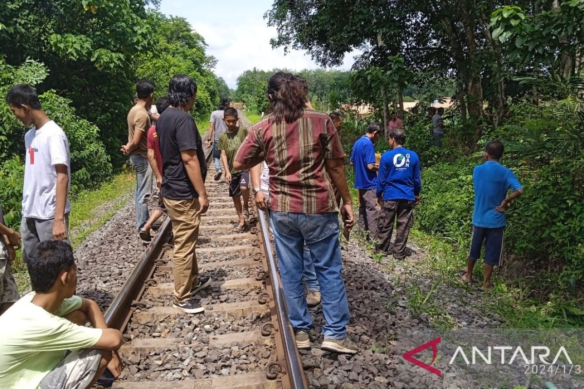 Polres OKU evakuasi korban yang diduga tertabrak KA
