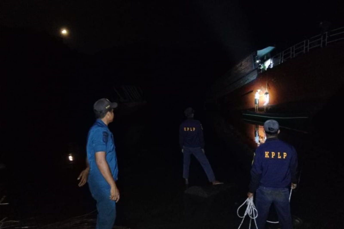 UPP Kelas III Saketa evakuasi 30 penumpang kapal karam di perairan Halsel