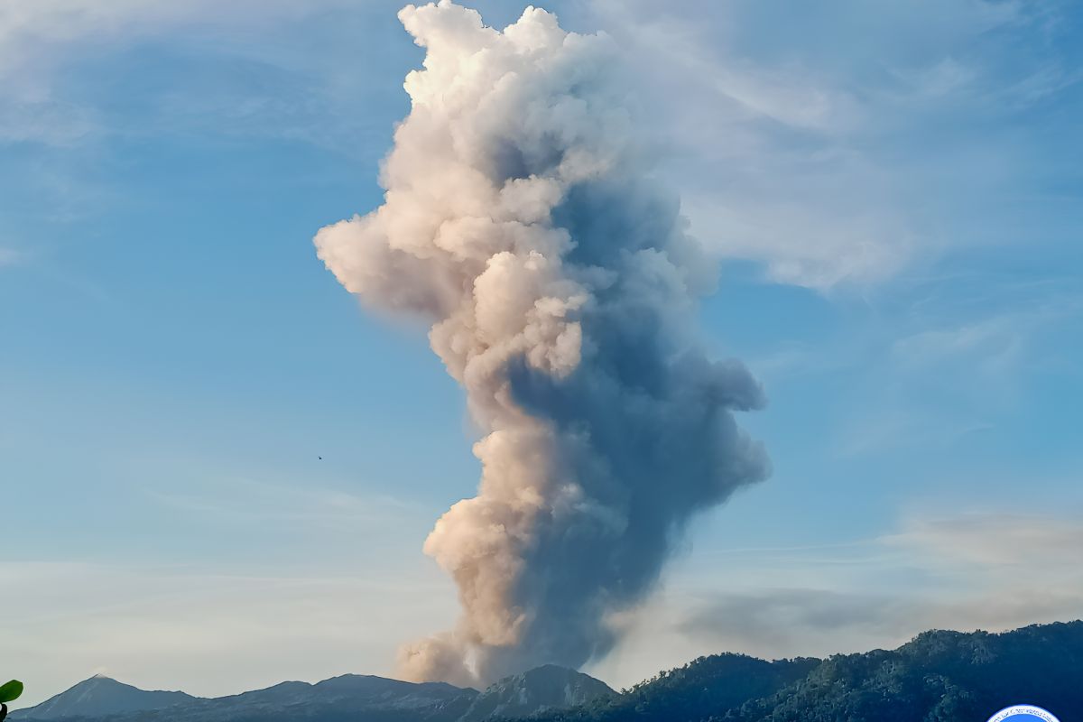Gunung Dukono di Maluku Utara lontarkan abu setinggi 4.000 meter