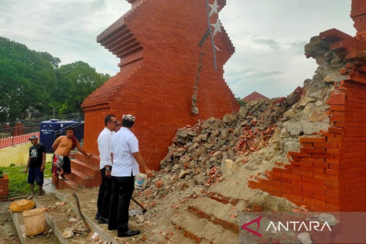 Gapura alun-alun Taman Pataraksa Cirebon ambruk, Bupati minta pelaksana dievaluasi
