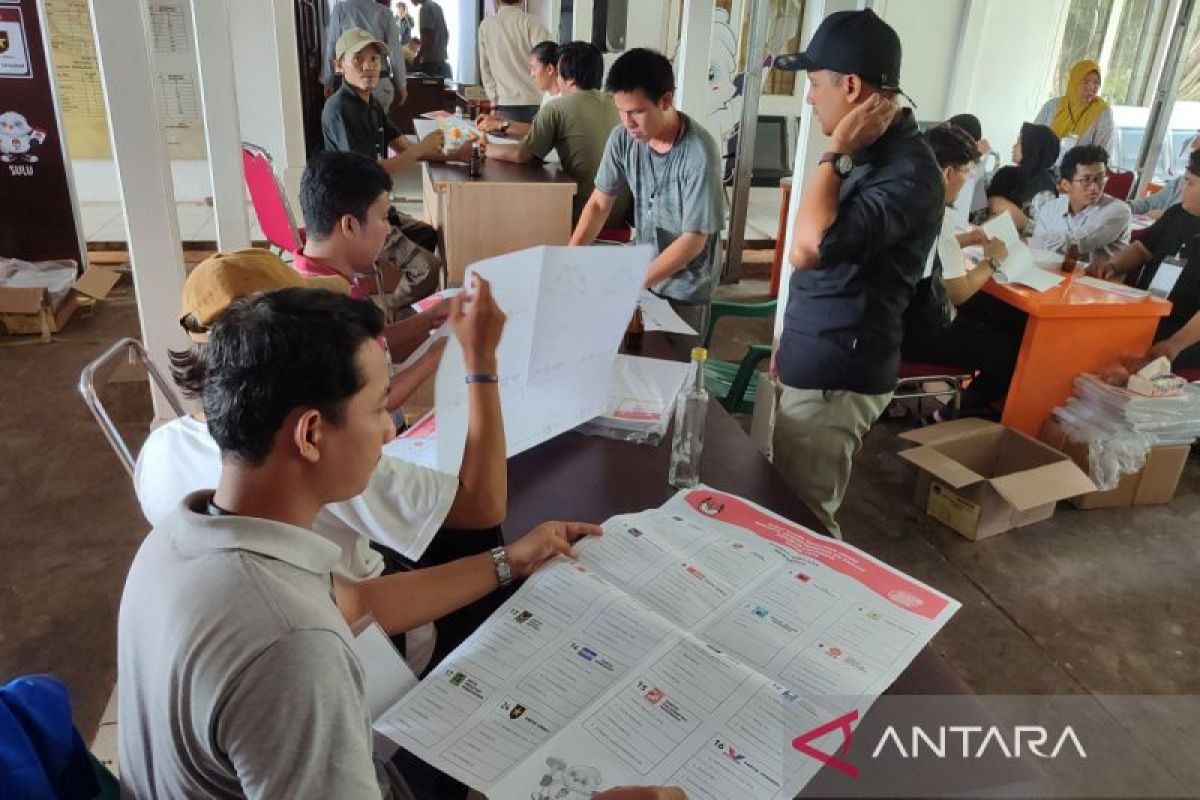 KPU Bengkulu libatkan 120 warga untuk pelipatan surat suara