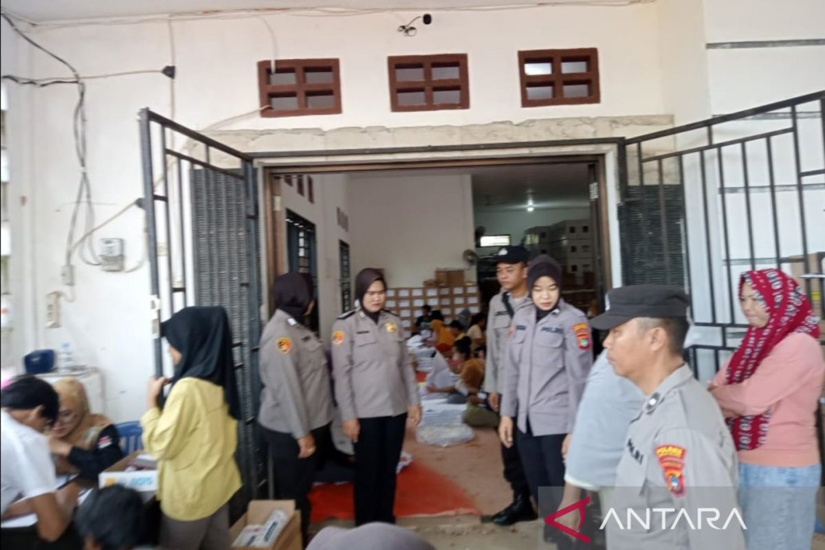 Polwan Bangka Selatan awasi proses pelipatan surat suara
