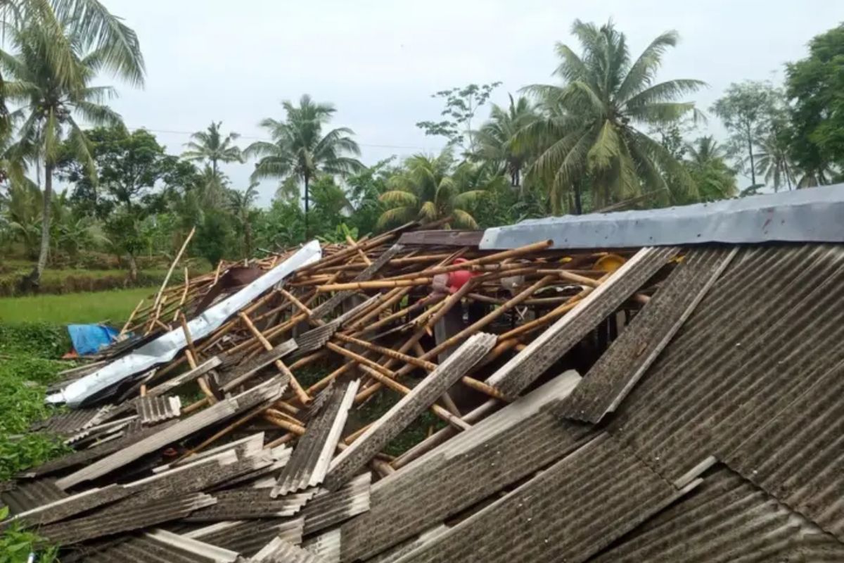 Sejumlah rumah di Kecamatan Jonggat rusak akibat angin puting beliung
