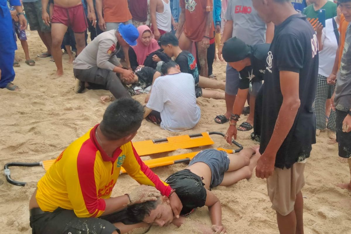 Tujuh wisatawan selamat dari kecelakaan laut di Garut