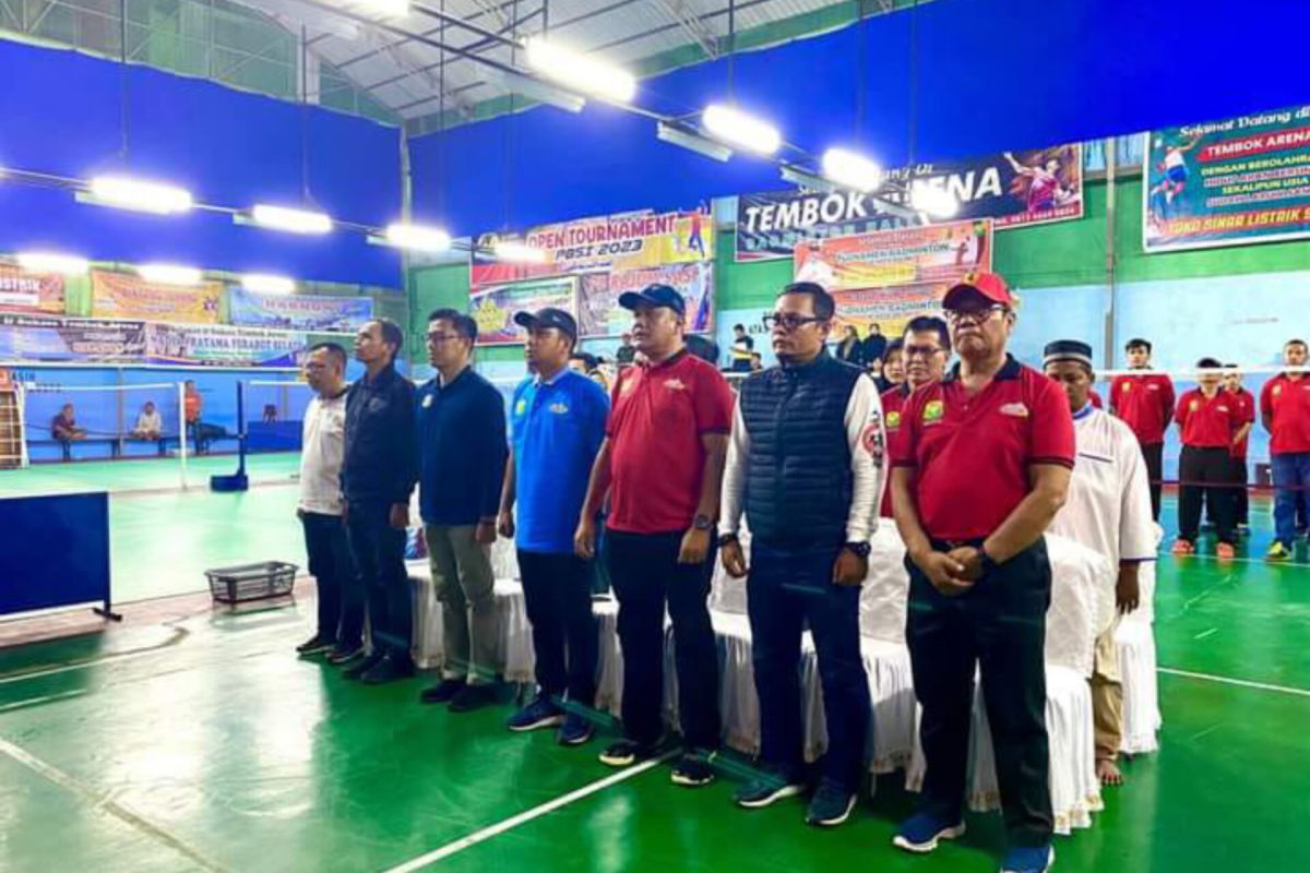 Wawako membuka secara resmi Turnamen Badminton se-Kota Solok