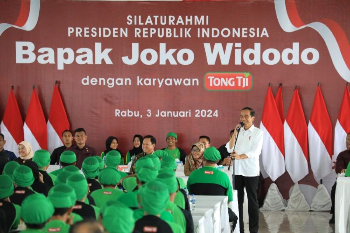 Presiden Jokowi pantau kondisi ketenagakerjaan pabrik teh di Tegal