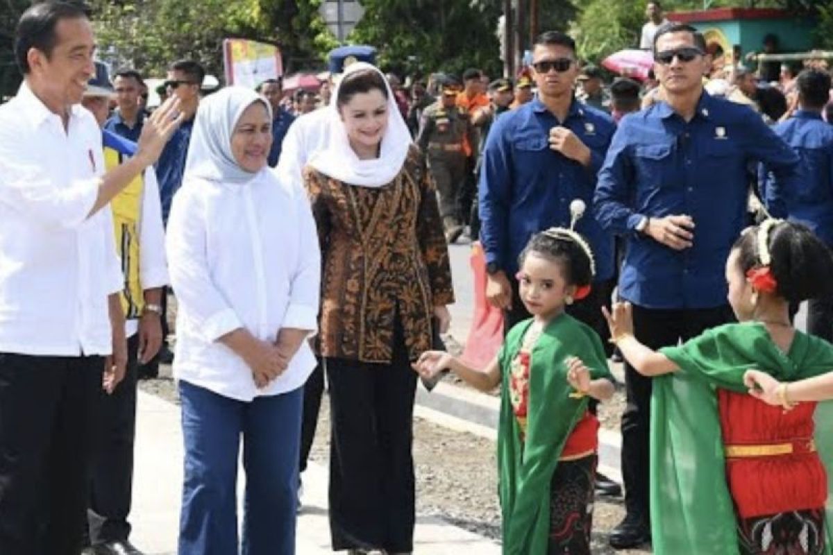 Presiden Jokowi menanam padi hingga resmikan jembatan pada hari kedua di Jateng