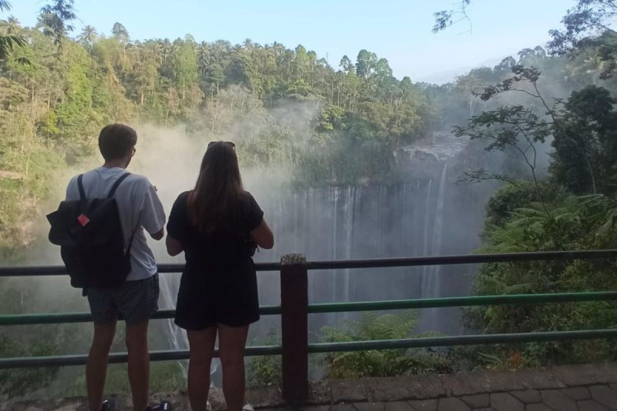 Sejumlah wisatawan asing kunjungi Air Terjun Tumpak Sewu Lumajang