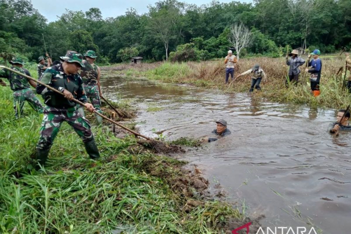Lampihong Military, villagers clean up waterways to prevent floods, landslides