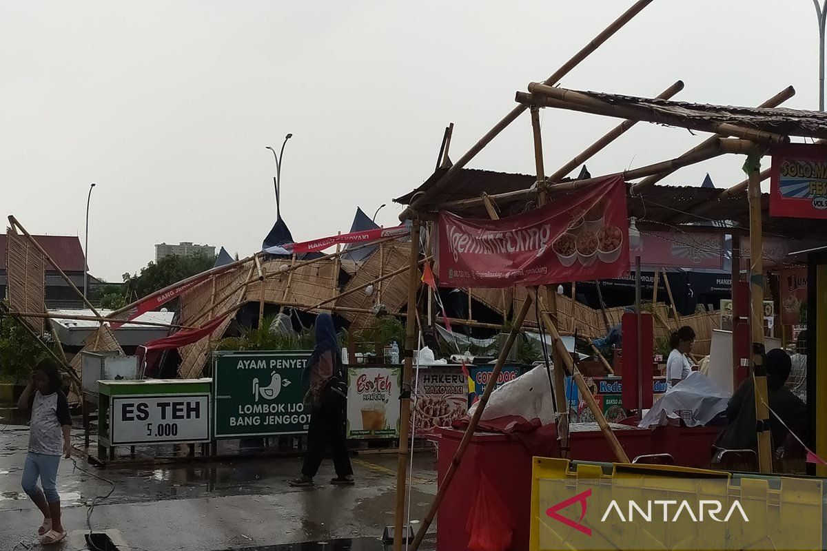 Sejumlah tenda di Solo Market Festival ambruk diterjang angin kencang
