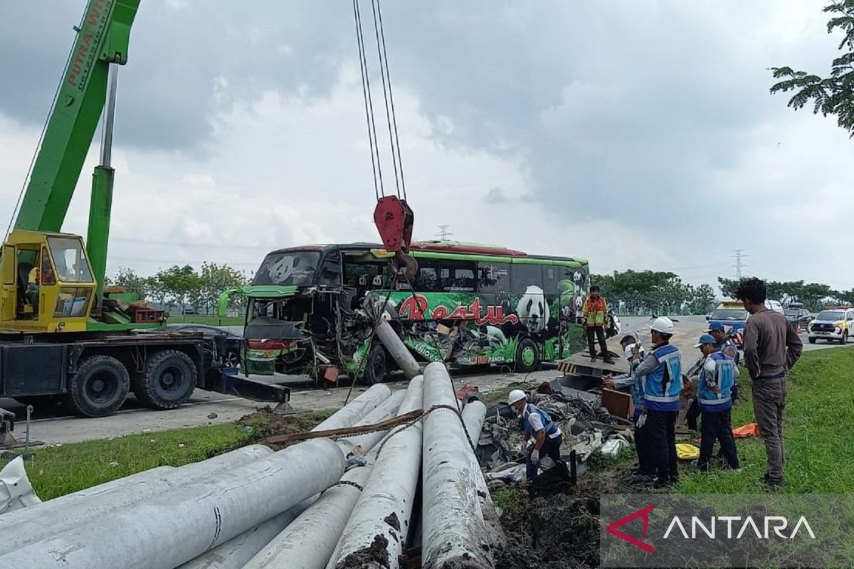 Dua orang meninggal dalam kecelakaan Bus Restu dan truk tronton di Tol Ngawi