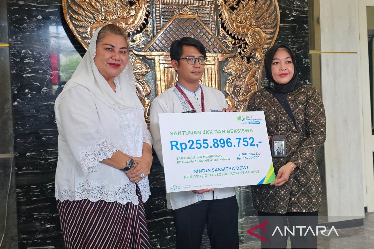 BPJS Ketenagakerjaan serahkan santunan Rp255,8 juta ke ahli waris di Semarang