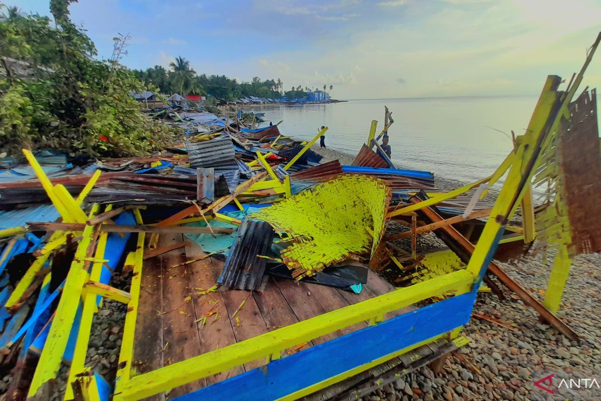 Sejumlah gazebo di kawasan wisata Botutonuo dibongkar paksa pemilik tanah