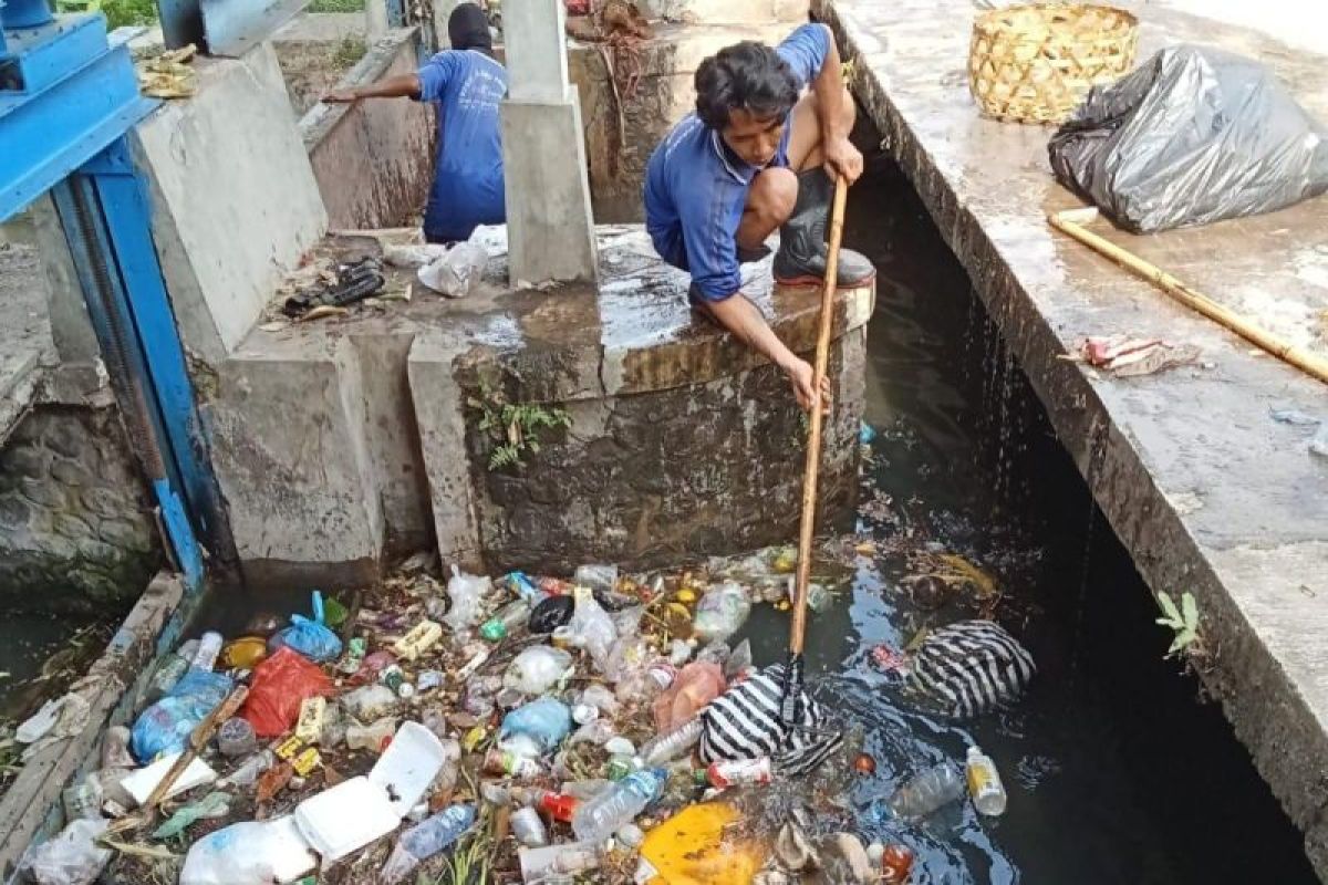 Pemkot Denpasar bersihkan kawasan aliran sungai antisipasi banjir