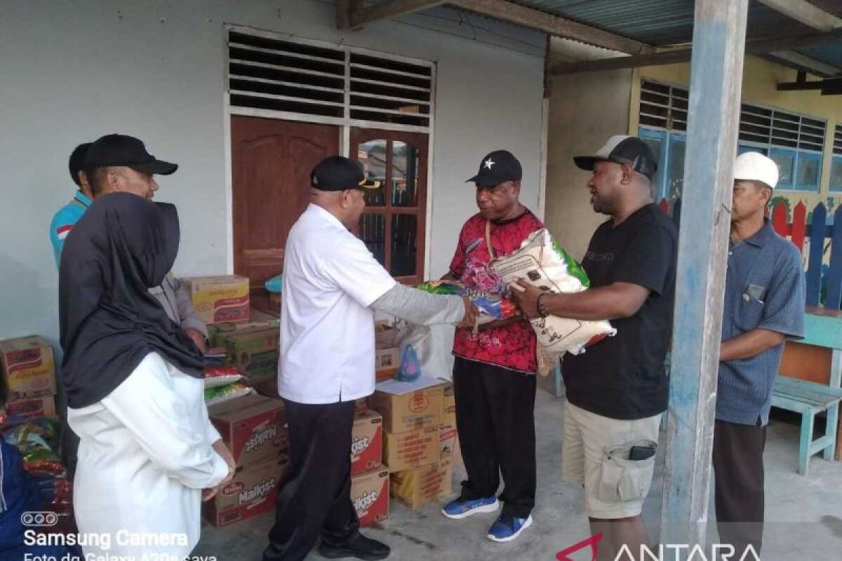 Dinsos Jayapura serahkan bahan makanan pengungsi Besum