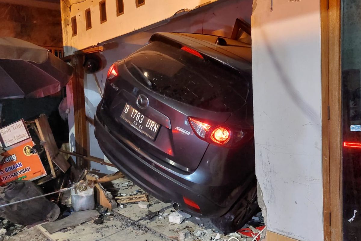 Sebuah SUV yang dikemudikan wanita seruduk garasi rumah kontrakan di Jakbar